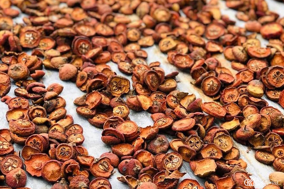 Nên ngâm rượu táo mèo tươi hay táo mèo khô?