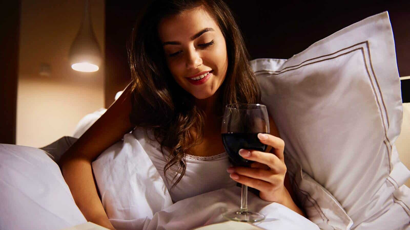 Phụ nữ nên uống rượu vang trước khi đi ngủ