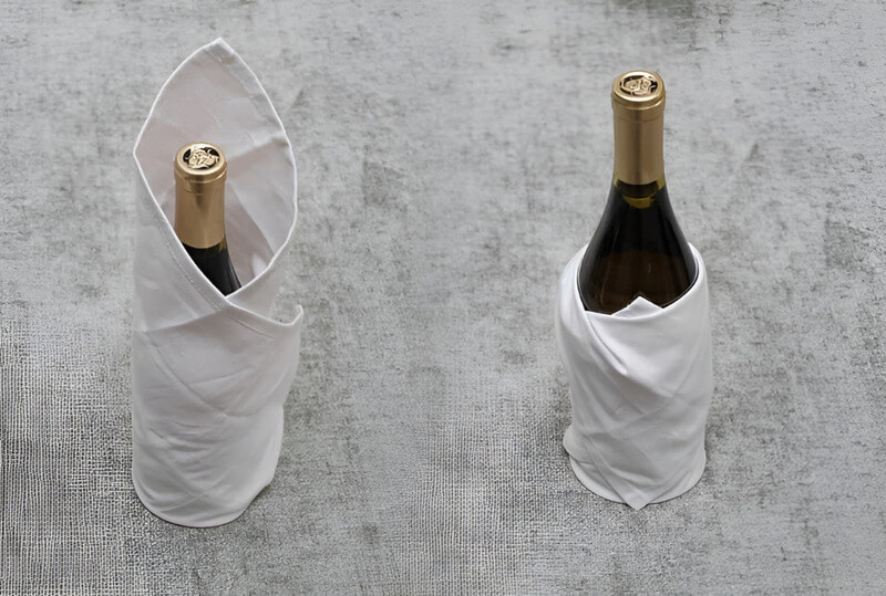 Làm tăng nhiệt độ chai rượu vang bằng khăn ấm