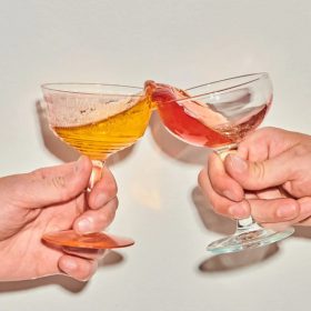 tại sao phải lắc ly rượu vang