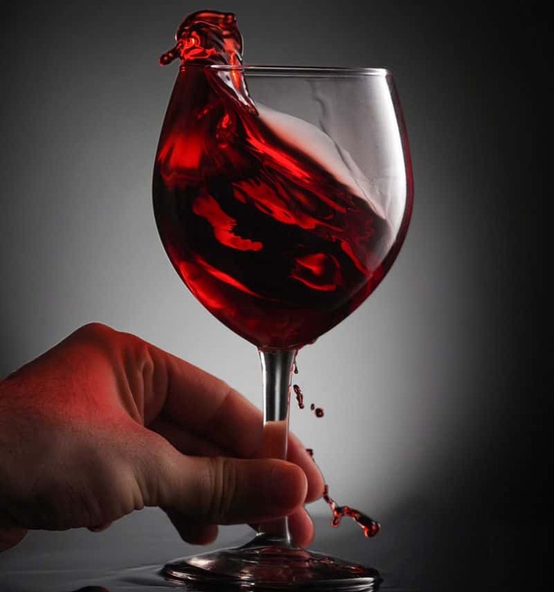 Lắc ly rượu vang khi uống để quan sát độ sánh của rượu vang