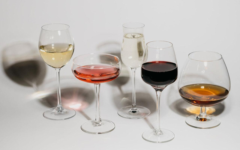 Lắc ly rượu vang khi uống để quan sát màu sắc của rượu