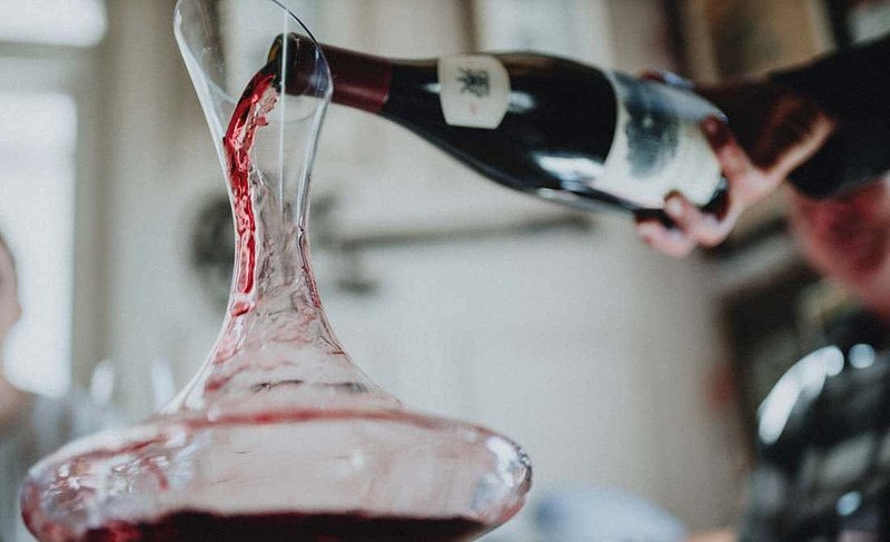 Rót rượu vào Decanter