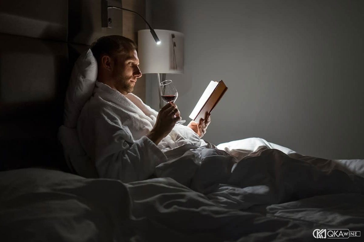 Vì sao uống sát giờ ngủ lại dễ làm ngủ kém?