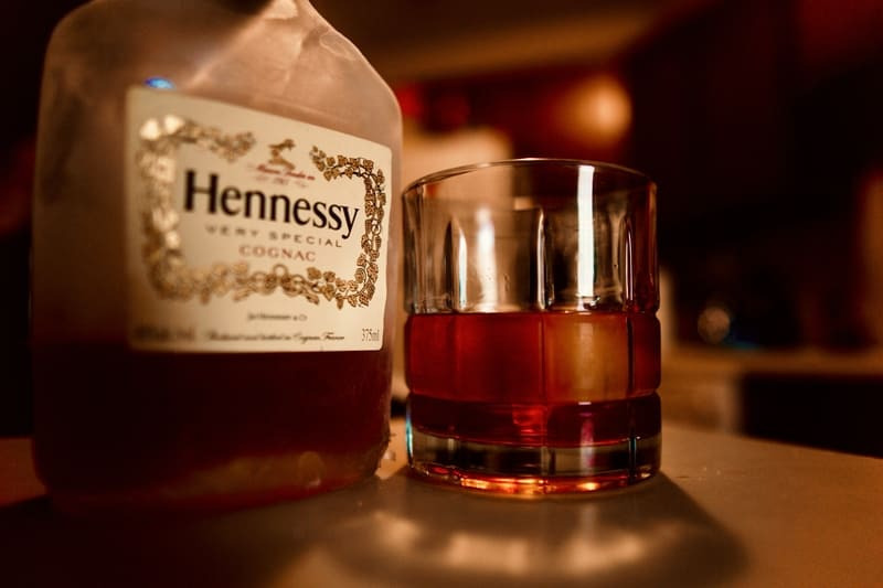 Uống rượu Hennessy nguyên chất