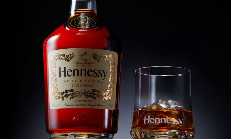 Hennessy uống với đá viên
