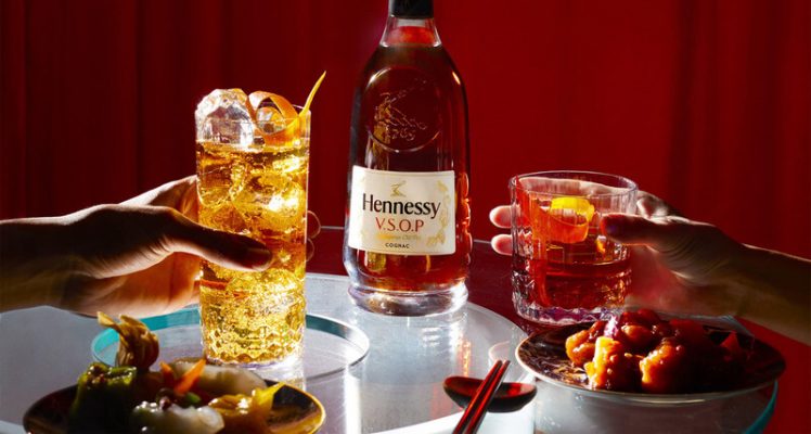 Cách uống rượu Hennessy