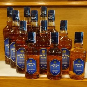 Rượu Imperial Blue