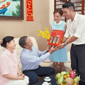 nên tặng quà tết gì cho nhà bạn gái