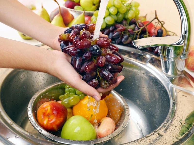 Làm sạch hoa quả trước khi ủ lên men rượu