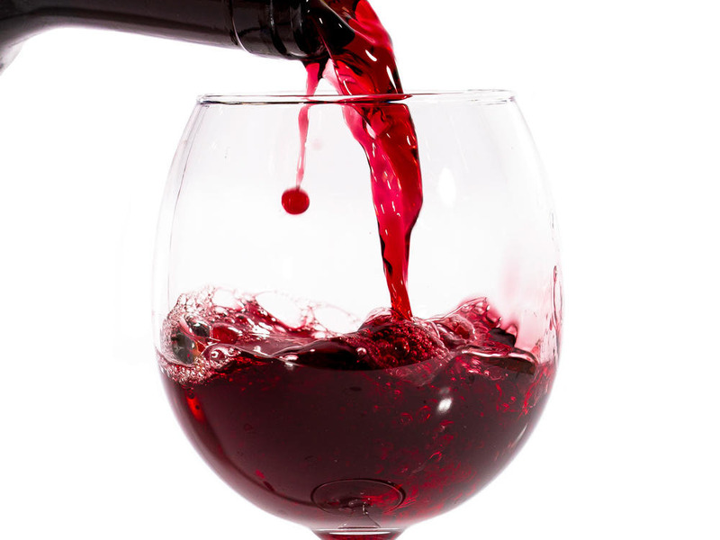 Rượu vang đỏ có hương cay của đinh hương, nhục đậu khấu gỗ tuyết tùng