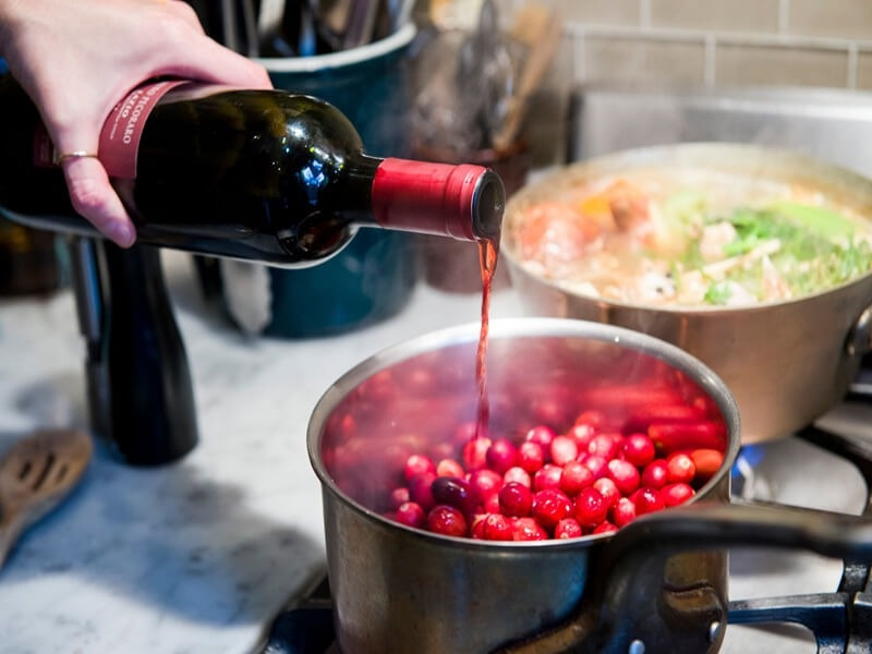 Rượu vang đỏ nấu ăn có gì khác với rượu vang đỏ để uống