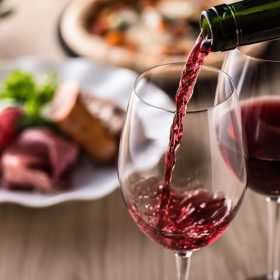 rượu vang hết hạn có uống được không