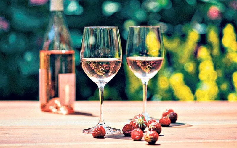 Rượu vang hồng mang hương vị của các loại trái cây chín đỏ mọng
