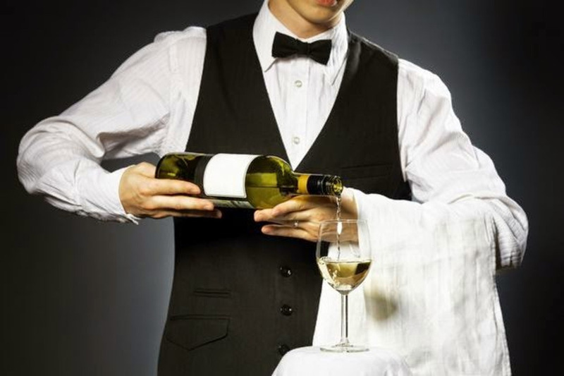 Đáy chai rượu vang lõm giúp rót rượu dễ dàng hơn