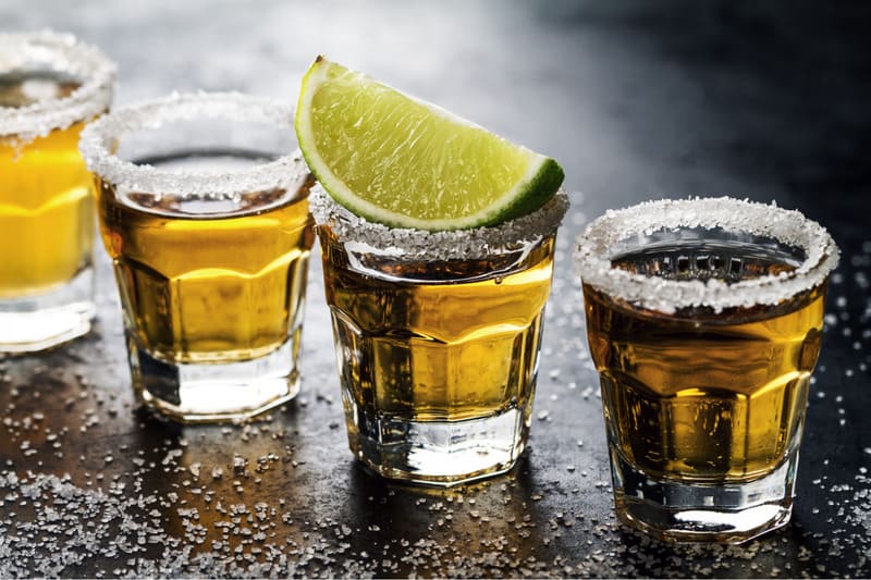 Uống Tequila kết hợp chanh và muối