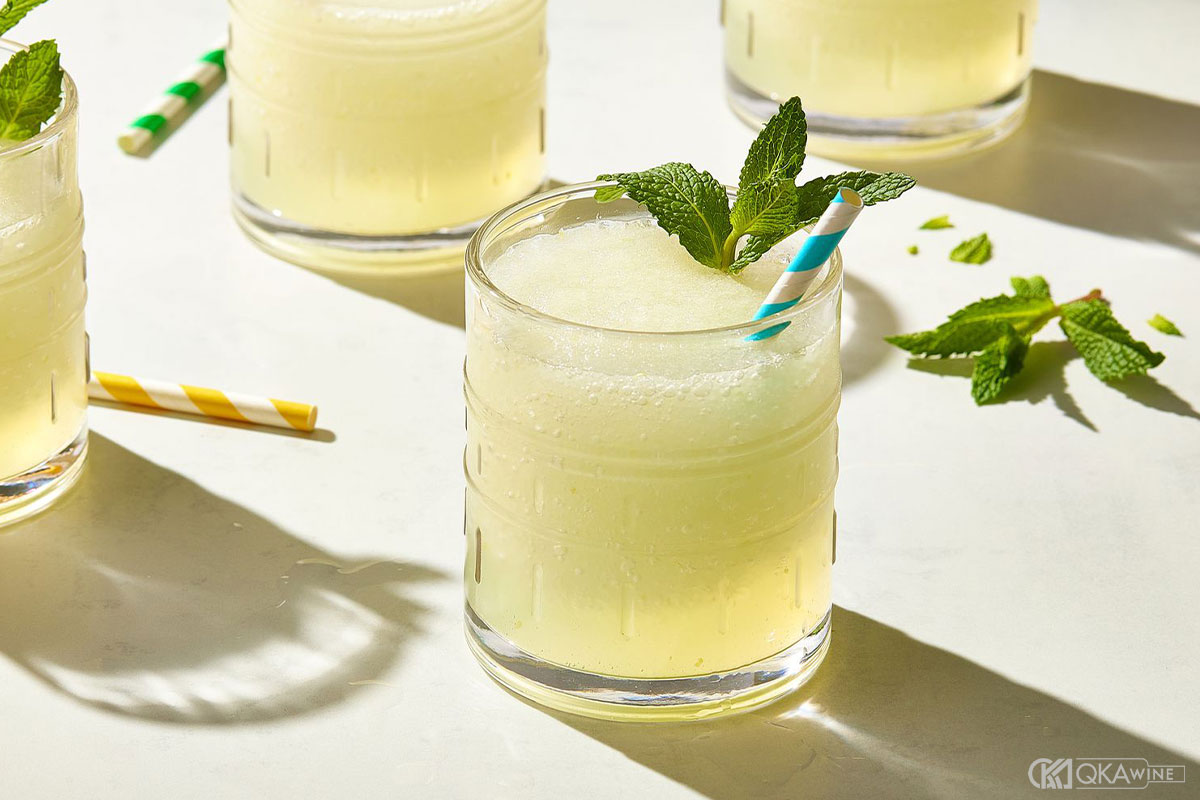 Vodka pha với nước ngọt hương chanh