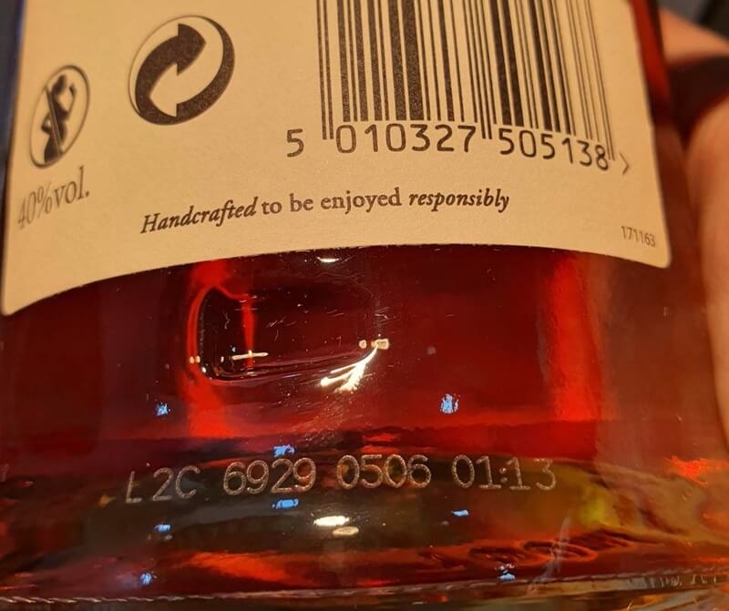 Kiểm tra mã số trên nhãn chai rượu