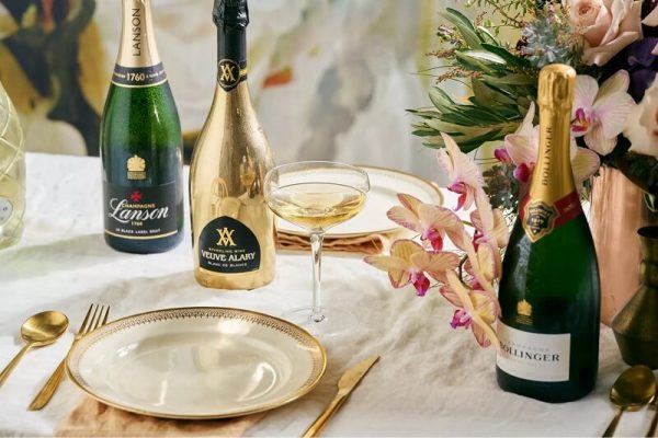 rượu Champagne khai tiệc cưới