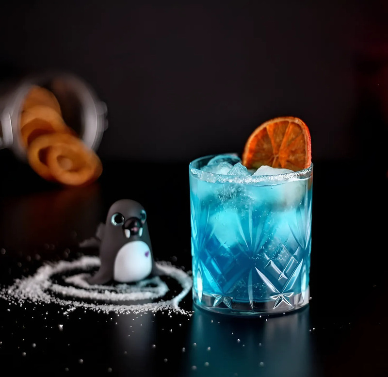 Cocktail Blue Margarita lắc đá cổ điển