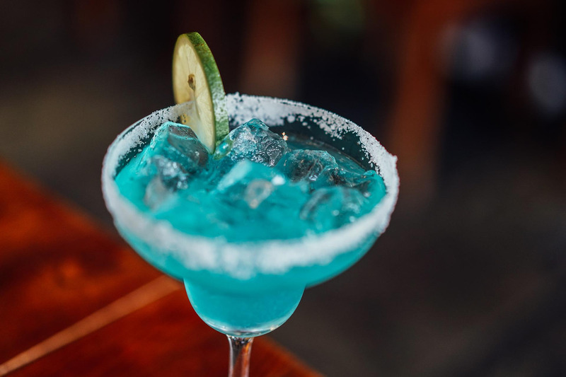 Công thức pha chế Cocktail Blue Margarita lắc đá