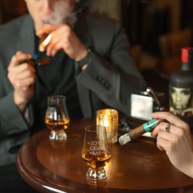 hút xì gà uống rượu gì