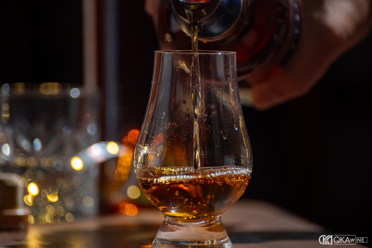 Uống rượu whisky nguyên chất