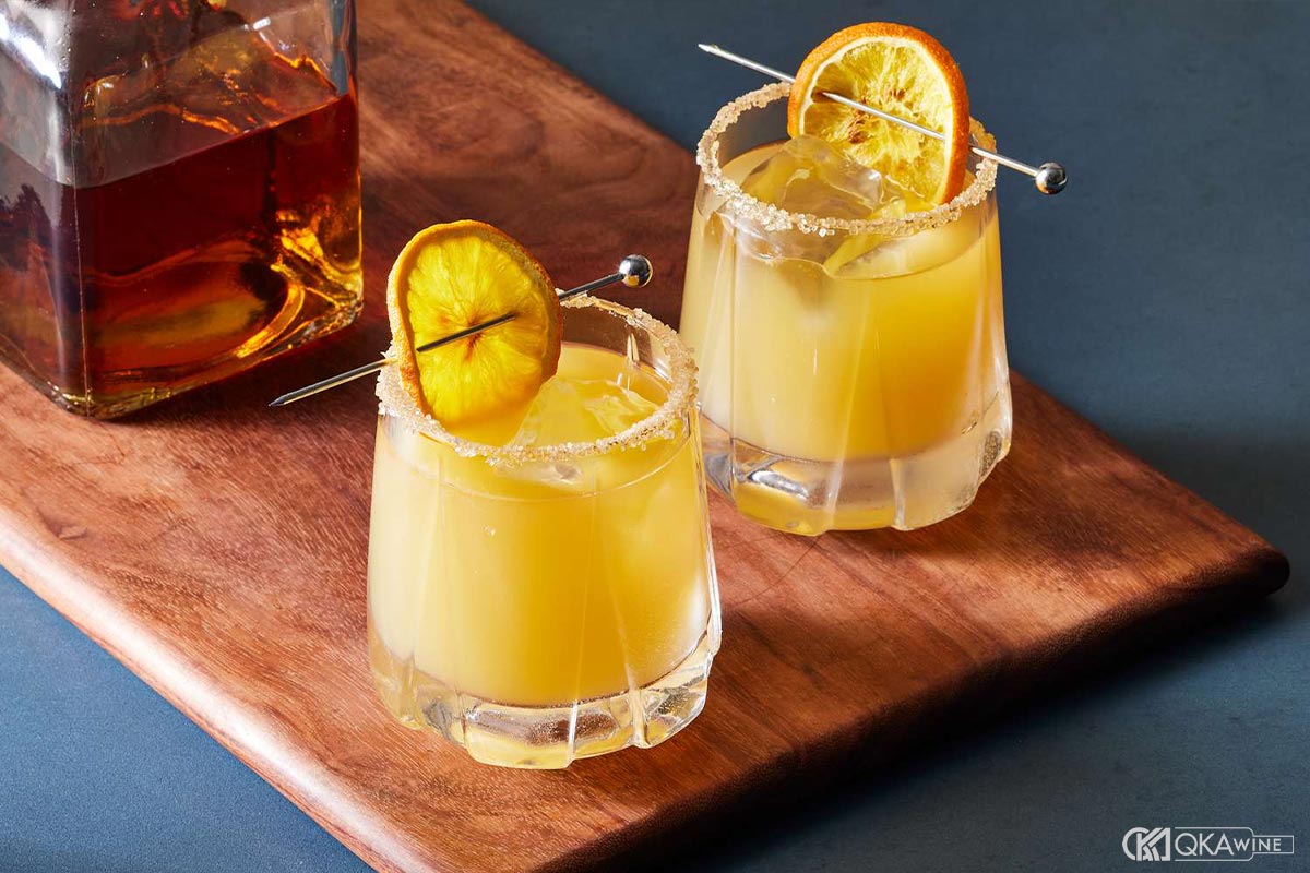 Uống rượu whisky pha chế cocktail