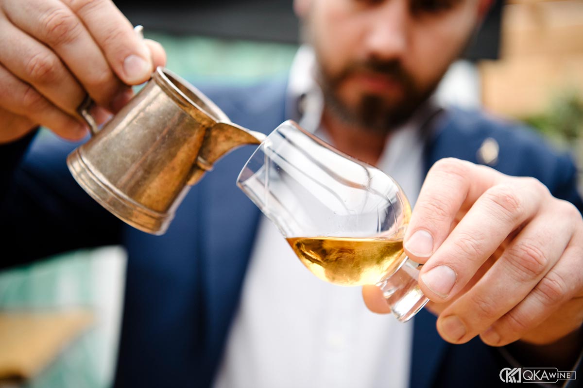 Uống rượu whisky pha với nước