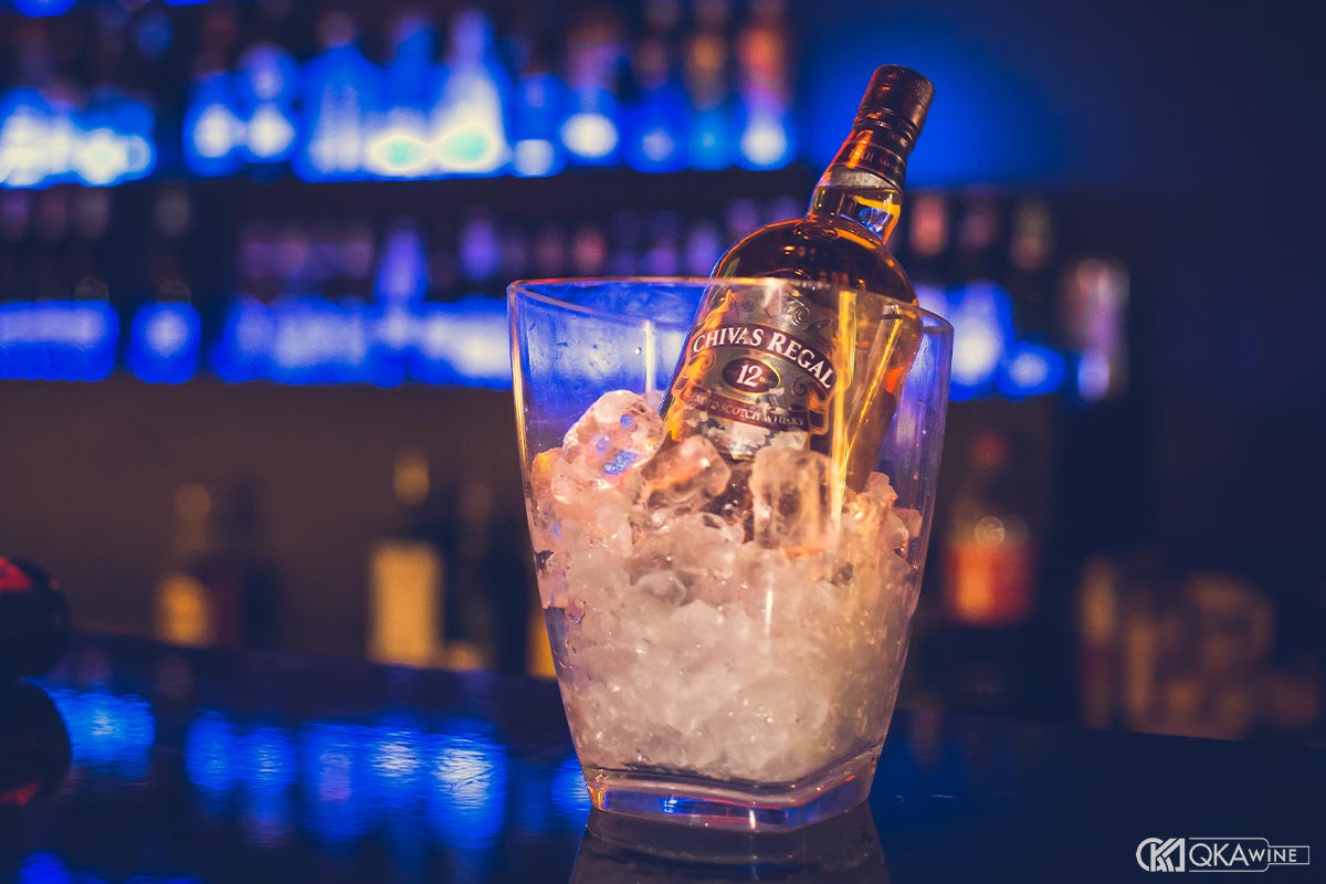 Uống rượu whisky ướp lạnh