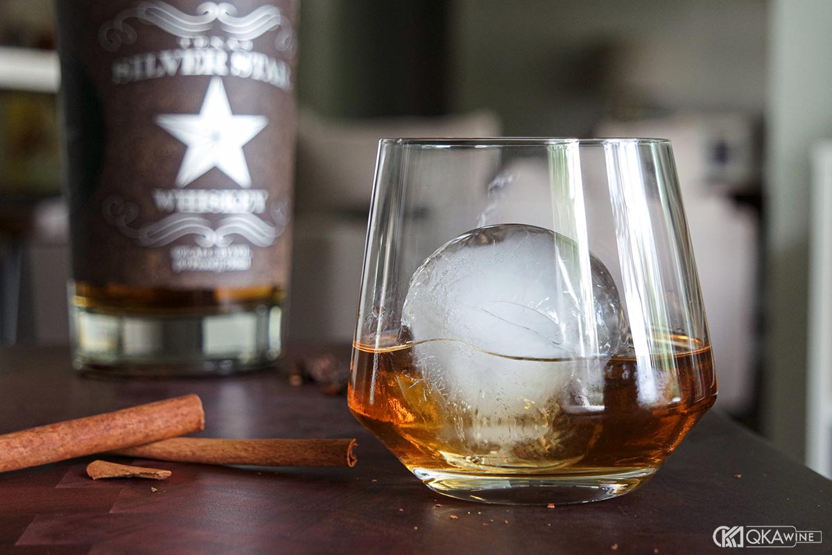 Uống rượu whisky với đá