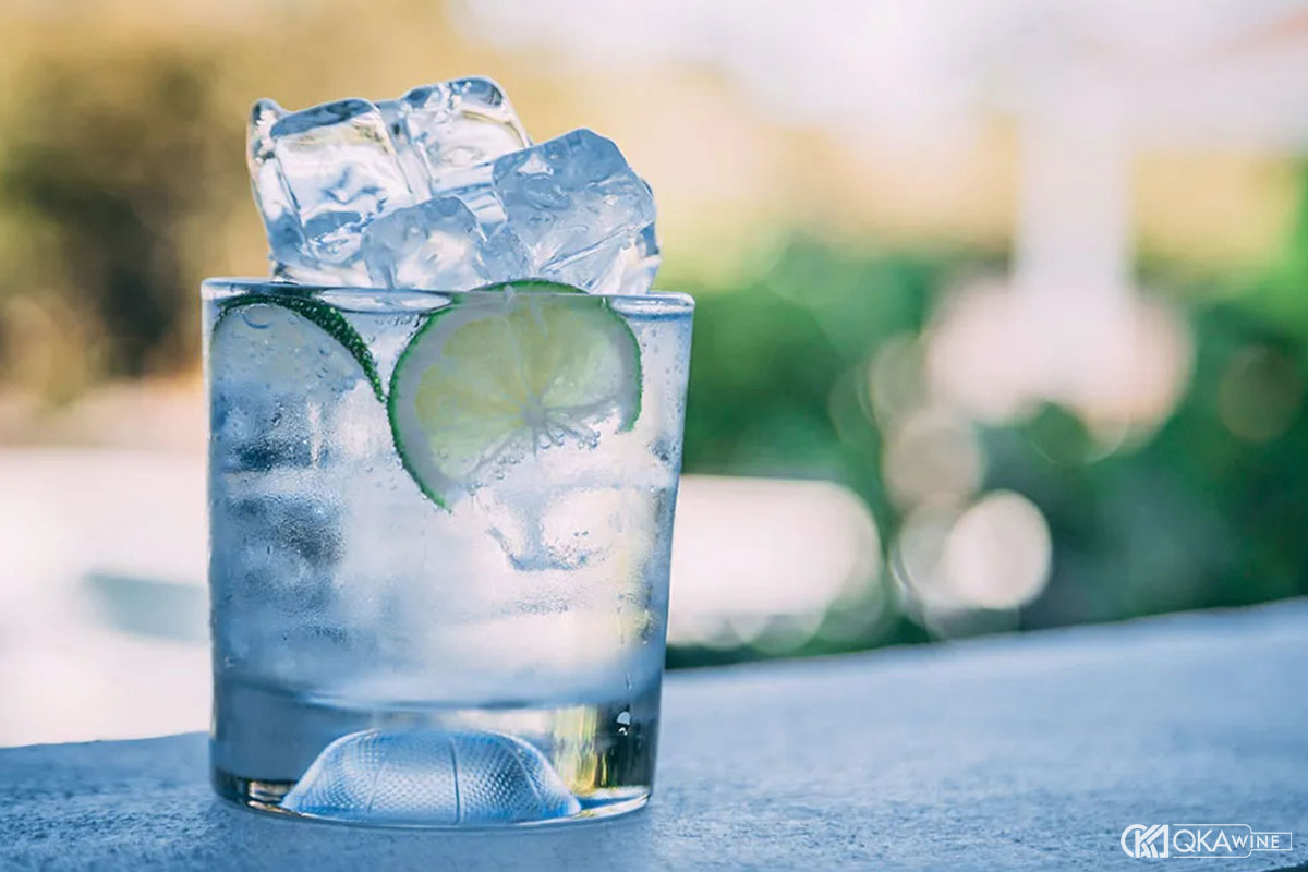 Uống tonic water lạnh