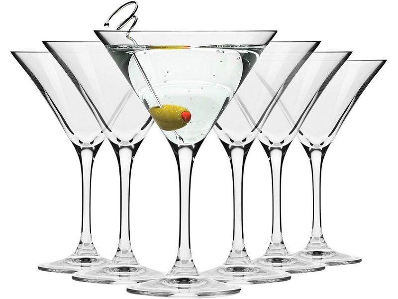 Ly Martini uống cocktail