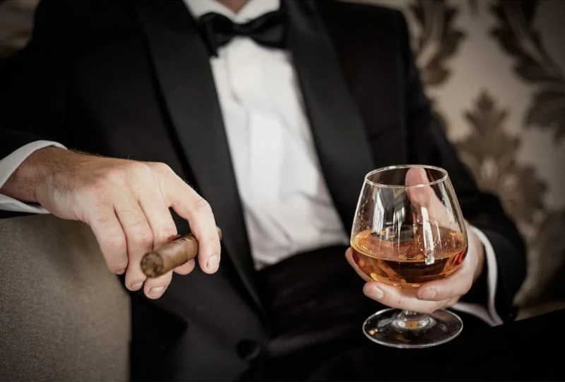 Cách cầm ly rượu Whisky đúng chuẩn sang trọng