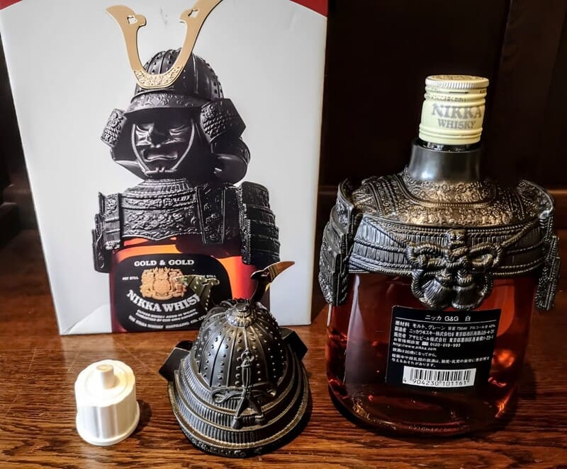 đặc điểm thiết kế chai rượu vang Whisky Nikka Samurai