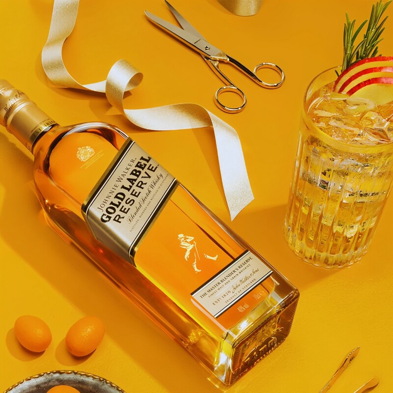 thưởng thức rượu Johnnie Walker Gold Label cùng với đá lạnh