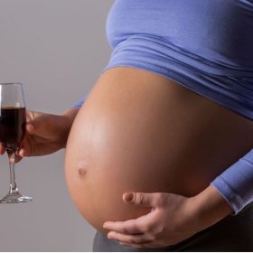 bà bầu có uống được rượu vang không