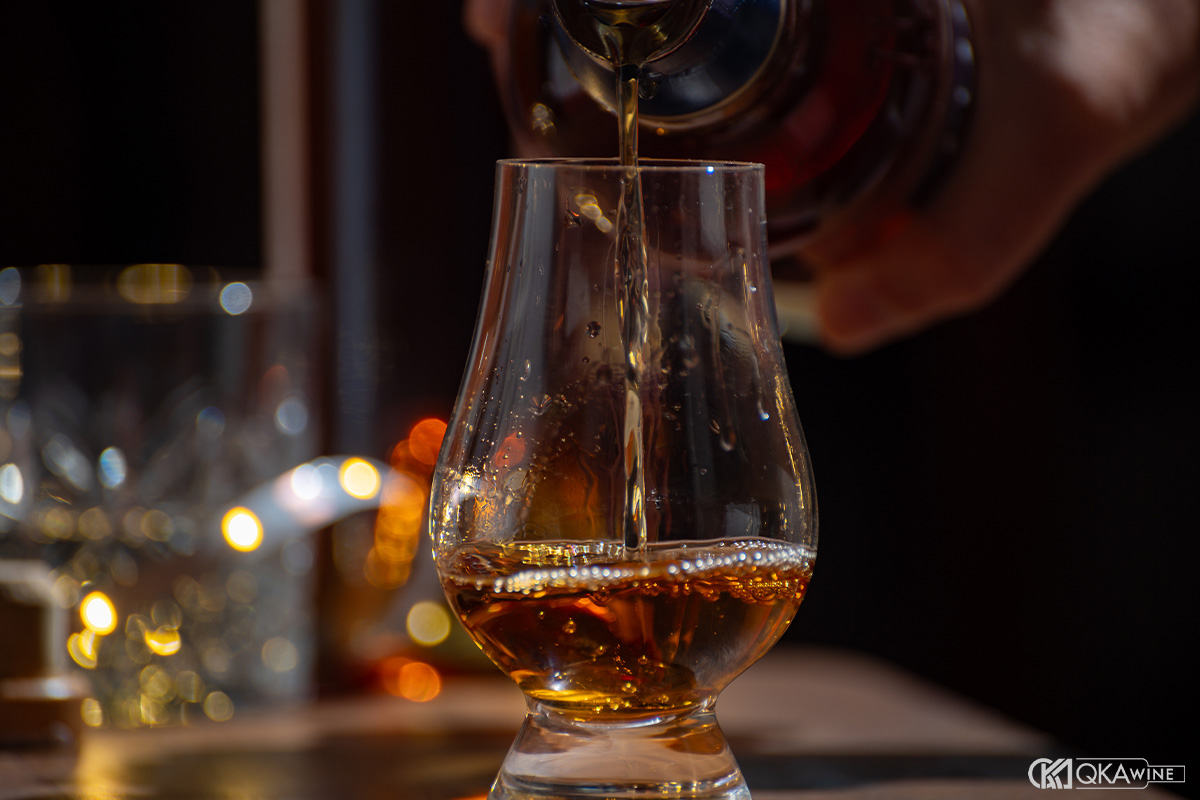 Hướng dẫn cách rót rượu Chivas chuẩn nhất