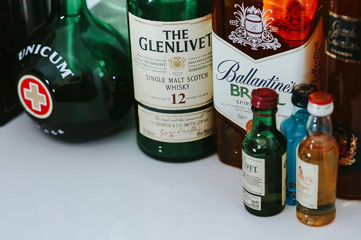 So sánh phân khúc khách hàng của Ballantine's và Chivas