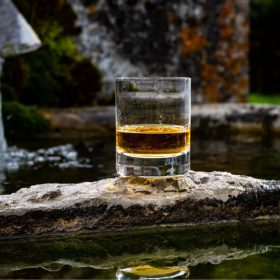 nước ảnh hưởng đến rượu whisky