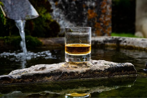nước ảnh hưởng đến rượu whisky