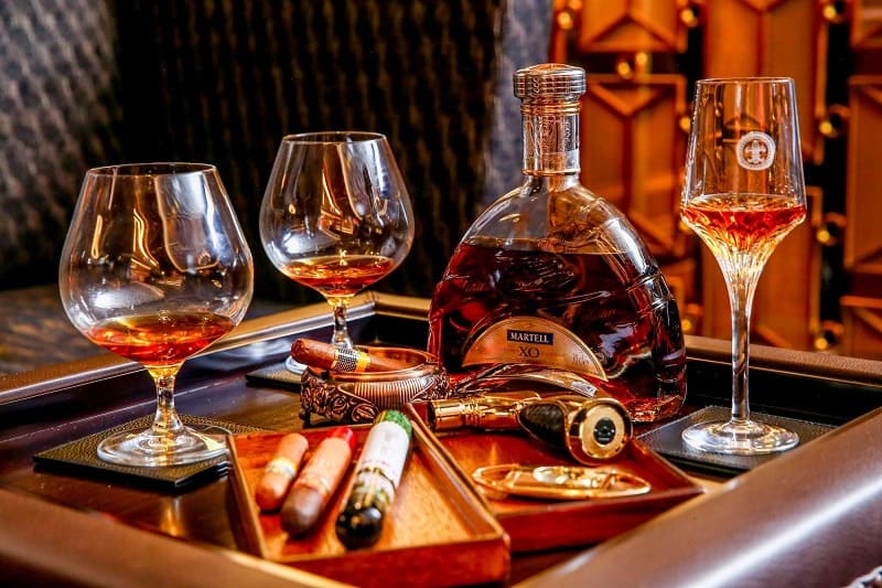 Rượu Brandy kết hợp cigar
