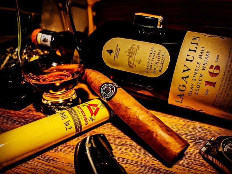 Rượu Lagavulin 16 năm