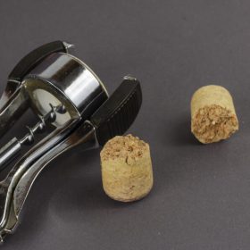 xử lý nút bần rượu vang bị vỡ