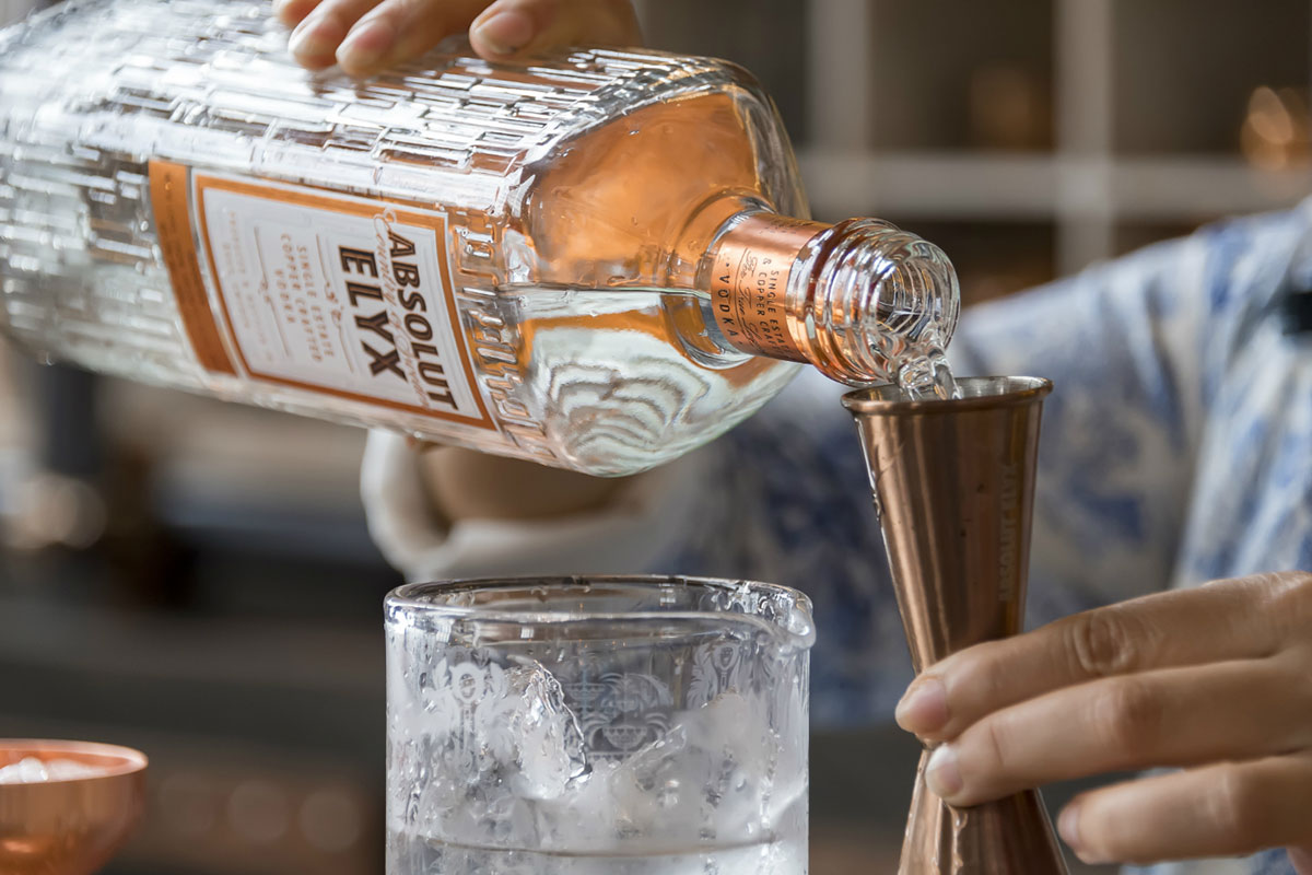 Cách uống rượu vodka Absolut Elyx