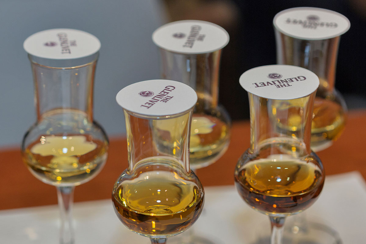 Kiểm tra màu rượu, độ trong và bong bóng khi lắc chai rượu Glenlivet