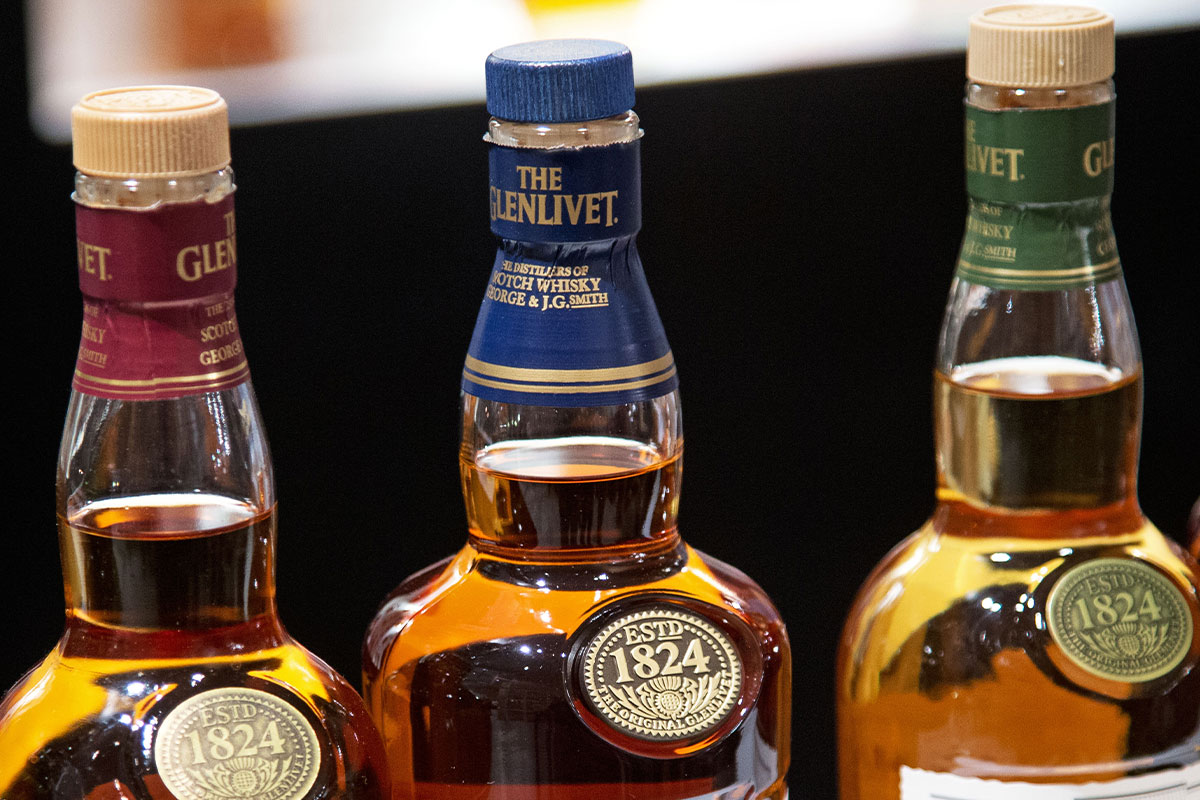 Kiểm tra nắp chai và cổ chai rượu Glenlivet
