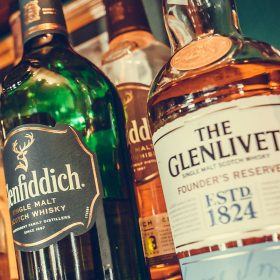 So sánh Glenlivet và Glenfiddich