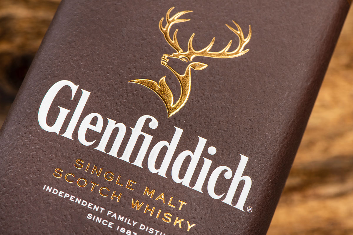 Logo hình hươu và nhãn chính của rượu Glenfiddich