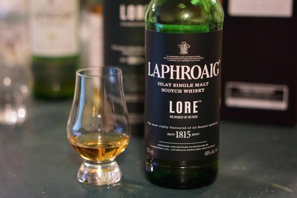 Cách uống rượu Laphroaig đúng chuẩn